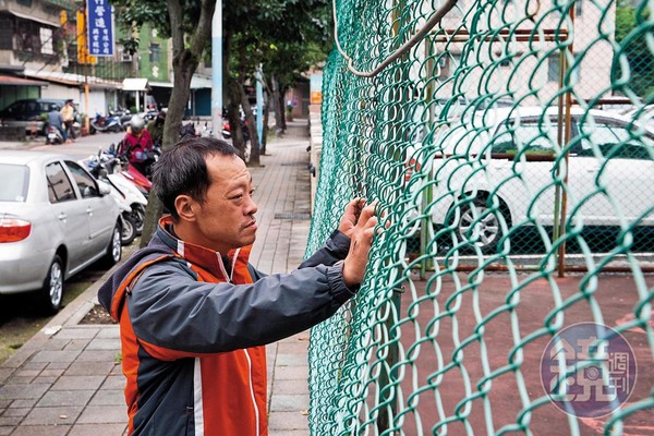 黃國華，和其他人一樣，因為不同的理由而成為街友，又因為同樣的理想而「脫遊」。那個理想，就是想要有個家。