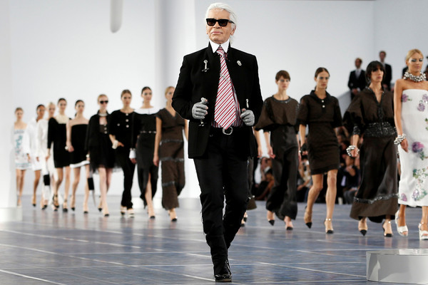 ▲▼德國設計師，香奈兒藝術總監拉格斐（Karl Lagerfeld）逝世。圖為2013年春夏時裝週，拉格斐出場像觀眾致意。（圖／路透）