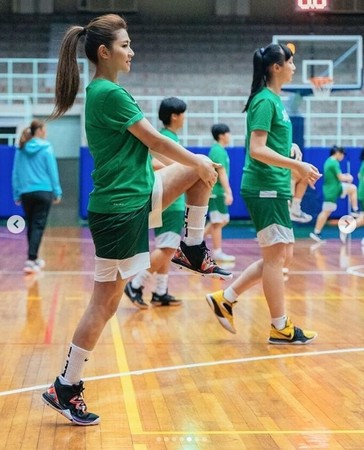 ▲Selina重返母校北一女和學妹打籃球。（圖／翻攝自Selina的Instagram）