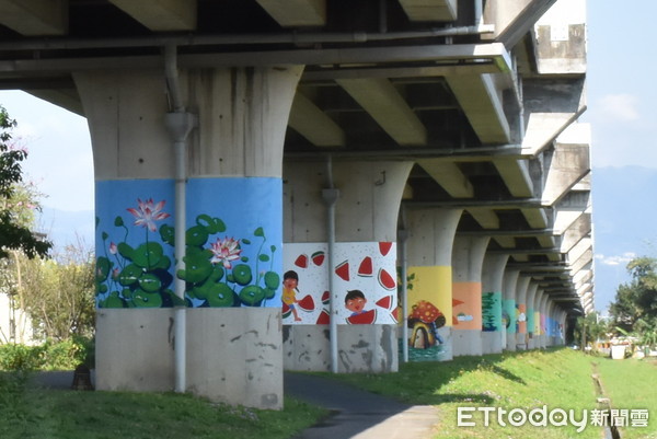 ▲▼宜蘭市凱旋里社區旁的鐵路高架橋墩變美了，26座橋墩經彩繪增添豐富性。（圖／記者游芳男攝，下同）