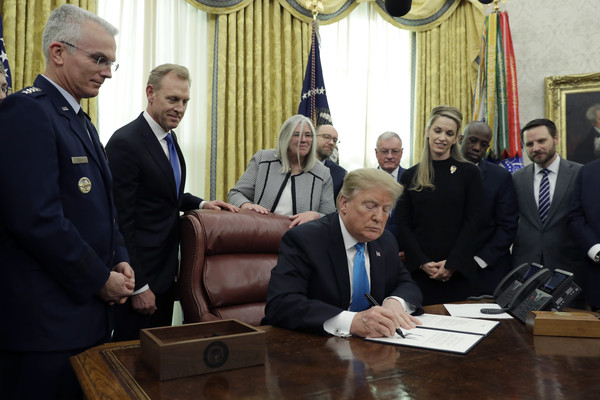 ▲川普周二在白宫簽署《第4號太空政策令》的  畫面。(圖／達志影像／美聯社)
