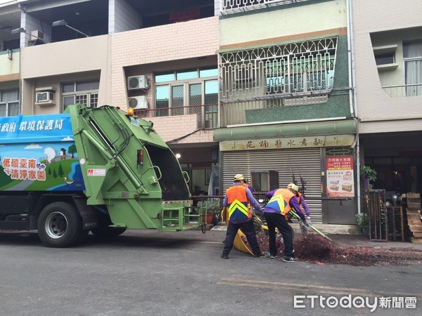 ▲台南市環保局動員157人及36輛垃圾車及清掃機具，在活動結束後立即清理環境，20日中午前清理完畢恢復整潔市容。（圖／記者林悅攝）