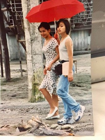 ▲徐若瑄翻出22年前舊照，當時自己和姊姊分別為21、22歲。（圖／翻攝自Facebook／徐若瑄 Vivian Hsu）