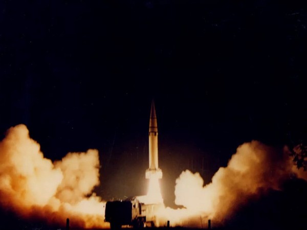 ▲▼火箭軍官方微博罕見公開1995年正值第三次台海危機時，一枚東風-15導彈正在夜間點火升空照片。（圖／翻攝自「中國火箭軍」官微）