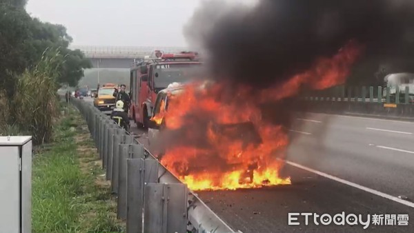 ▲一輛銀色老車上國道突起火燃燒，不到10分鐘時間就燒成廢鐵，幸好車上人員及時逃出，沒有造成人員傷亡             。（圖／記者黃孟珍翻攝）