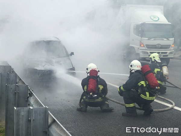 ▲消防隊員前往撲救，不到10分鐘就把火勢撲滅，但整輛車已燒成廢鐵。（圖／記者黃孟珍翻攝）