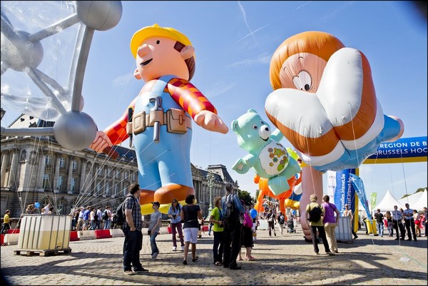 ▲比利時的布魯塞爾漫畫節將從9月6日至8日隆重登場，圖為2012布魯塞爾漫畫節時的大型漫畫人物氣球遊行。(圖／取自布魯塞爾漫畫節官網)