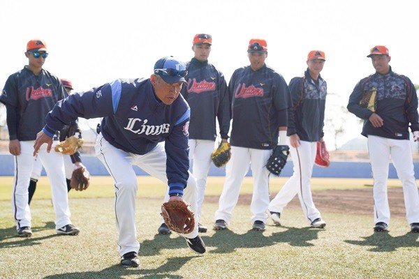 ▲2019雙獅賽西武監督辻發彦指導內野守備。（圖／統一球團提供）