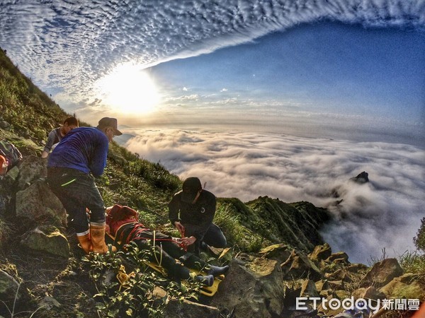 ▲ 登山救援隊員記錄 意外拍下「無耳茶壺山」絕美雲海。（圖／記者郭世賢翻攝）