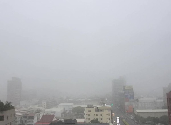 ▲▼台南網友拍下清晨一片霧茫茫的景象。（圖／翻攝自台南爆料公社）