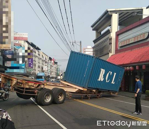 ▲▼   貨櫃車尾脫離          。（圖／網友王叔虎提供）