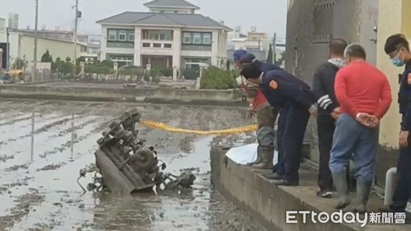 ▲苗栗苑裡一名70歲老翁耕作時，疑似操作耕耘機不慎，左下肢遭捲斷，耕耘機翻覆重壓，當場慘死。（圖／記者黃孟珍翻攝）