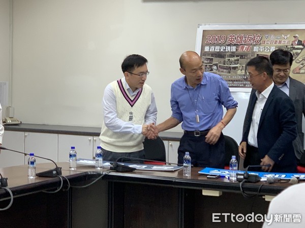 ▲高雄市長韓國瑜跟陳致中市議員一起拿「愛與包容」牌子             。（圖／記者洪正達攝）
