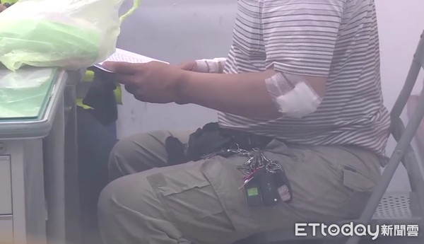 ▲▼二手車商受傷到警局製作筆錄。（圖／記者傅誠攝）