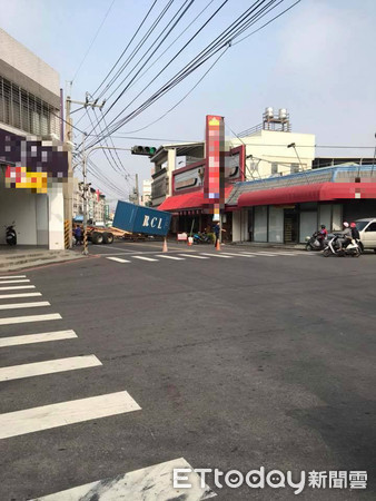 ▲▼      貨櫃車尾「傾斜掉路上」雙向道路受阻　網驚：甩尾也不是這樣！       。（圖／網友Li Ching）