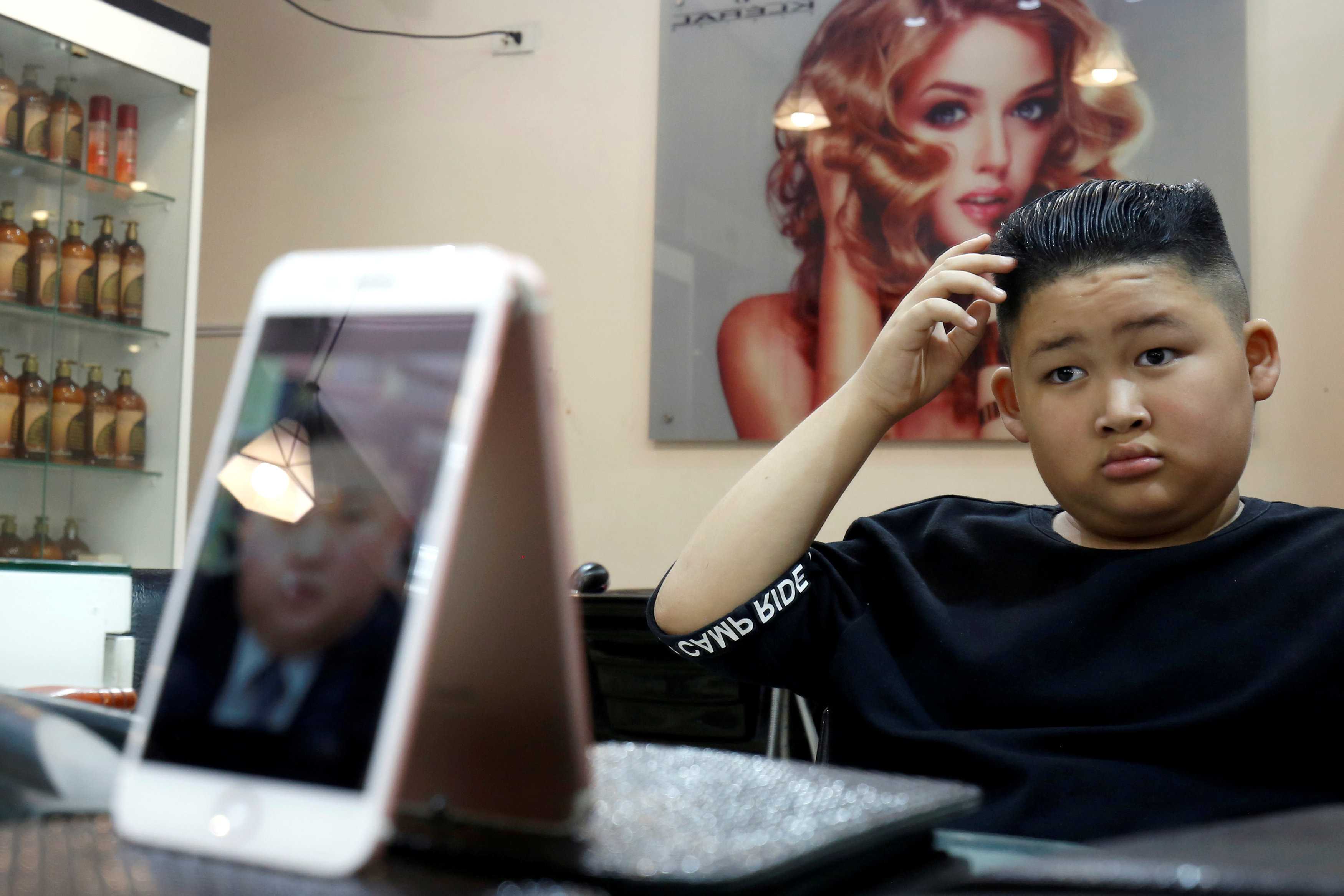 ▲▼越南河內的理髮業者推出免費服務，可以選擇剪成金正恩或川普的造型。（圖／路透）