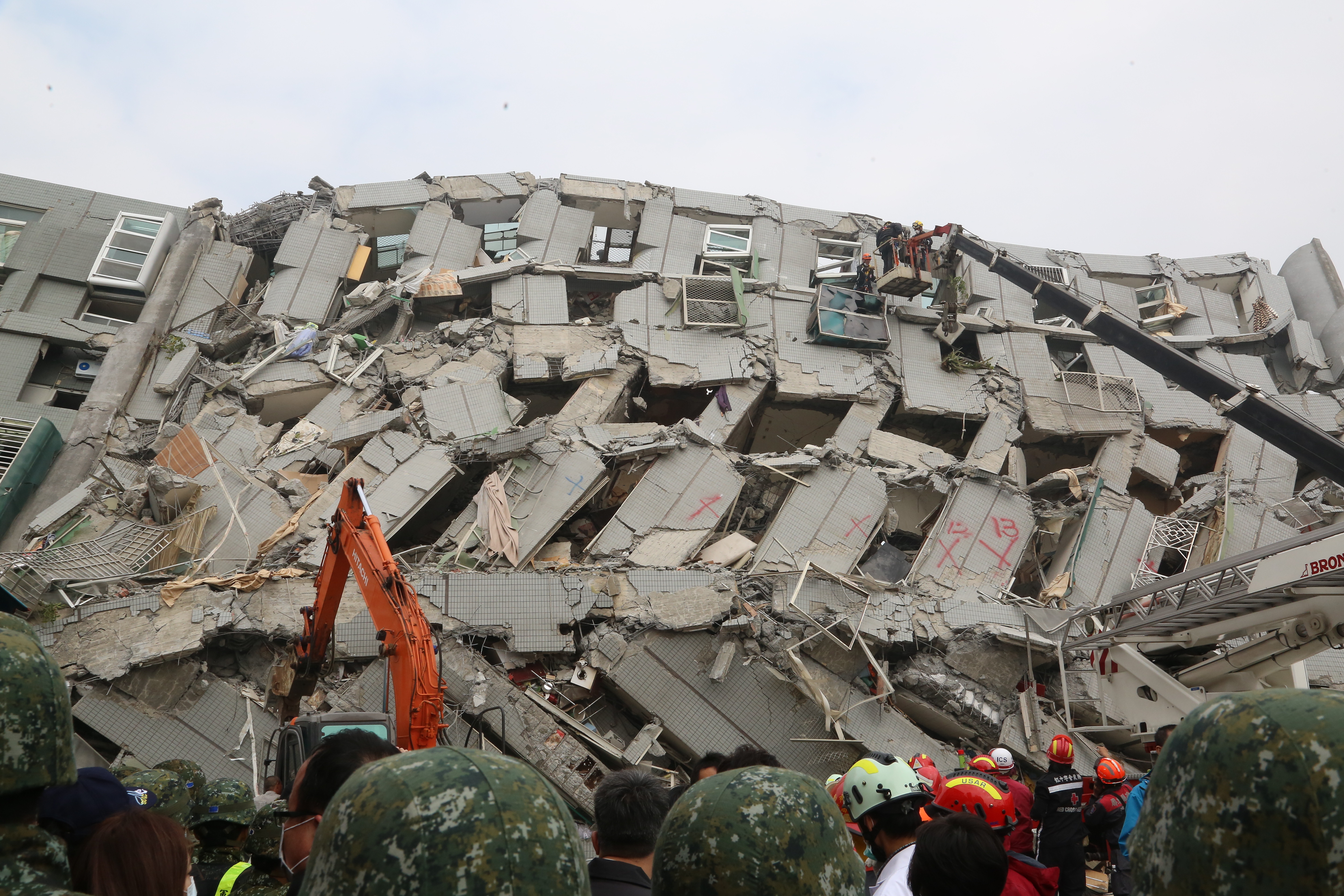 ▲2016年台南市永康區維冠大樓因地震倒塌，造成115人死104人輕重傷，當時動員全國之力搶救傷患。（圖／記者林悅翻攝，下同）