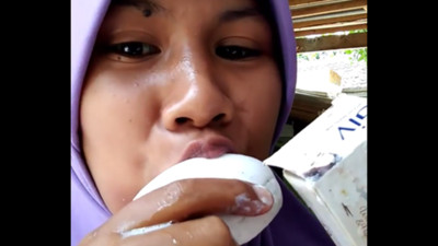 「吮指吃肥皂」爆紅！印尼女孩品嘗皂塊超陶醉：水果口味最好吃