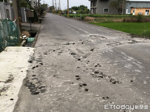 ▲▼宜蘭農機輪上田土若掉落道路上，影響用路人安全及環境衛生，宜蘭五結鄉公所將開罰。（圖／記者游芳男翻攝，下同）