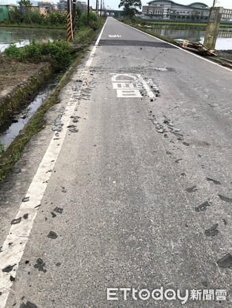 ▲▼宜蘭農機輪上田土若掉落道路上，影響用路人安全及環境衛生，宜蘭五結鄉公所將開罰。（圖／記者游芳男翻攝，下同）