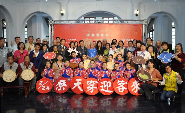 ▲「尞天穿 迎客來」　來開台金山寺擲筊乞粄求好運。（圖／新竹市政府提供）