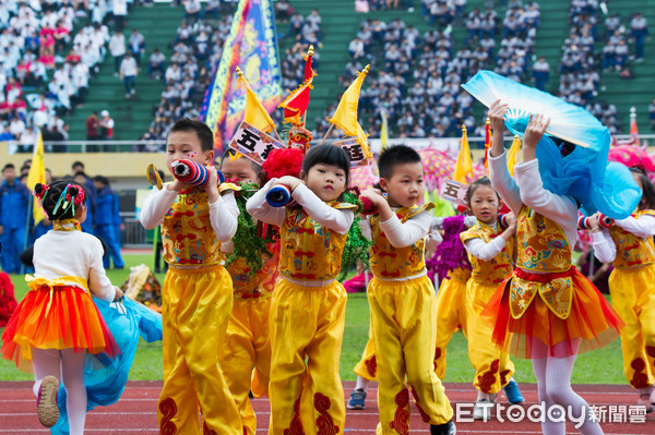 ▲▼宜蘭縣中小學運動會開幕式中，五結鄉立幼兒園小朋友的可愛演出「走尪慶新春」，跳出屬於五結鄉利澤地區的春節傳統走尪特色活動，將宗教慶典與體育活動結合展現。（圖／記者游芳男翻攝，下同）