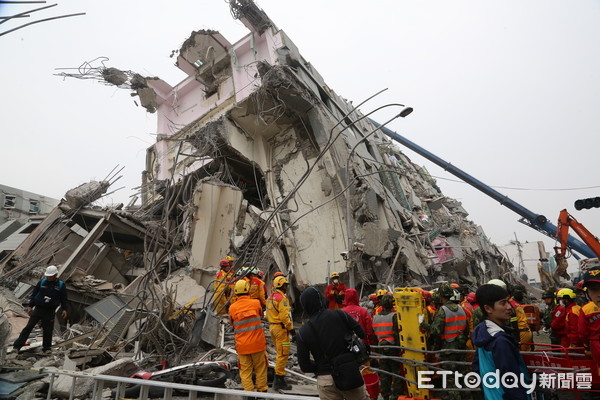 ▲2016年台南市永康區維冠大樓因地震倒塌，造成115人死104人輕重傷，當時動員全國之力搶救傷患。（圖／記者林悅翻攝，下同）