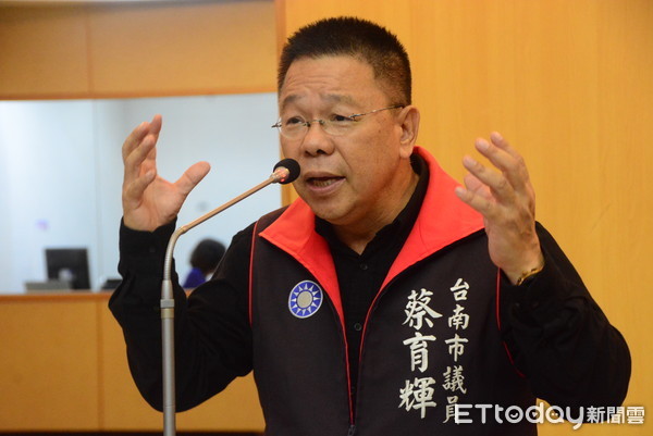 台南市議員蔡育輝表示，市長黃偉哲卻堅持今年仍要持續暴漲81％房屋稅，不聽民意，房杉軍將再起。（圖／記者林悅攝）