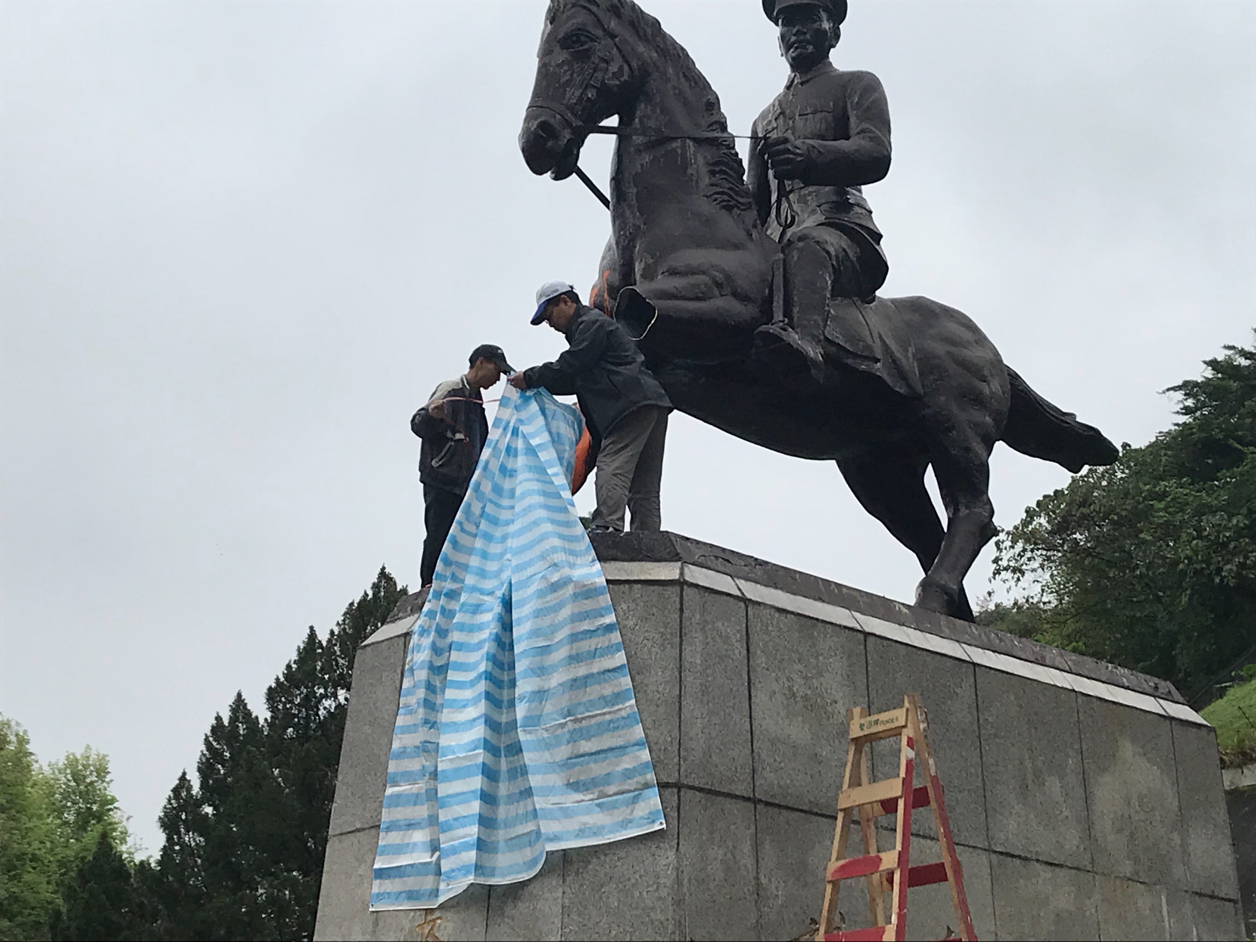 ▲▼ 政大蔣公騎馬銅像遭人鋸腳。（圖／記者崔至雲攝）