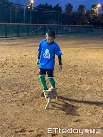 ▲喜歡和小隊員玩耍的猜拳。（圖／網友郭昀暄授權提供）