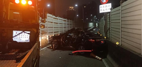 ▲黑車自撞稀巴爛堵閘道　駕駛溜了兩瓶笑氣卻忘了帶走。（圖／民眾提供）