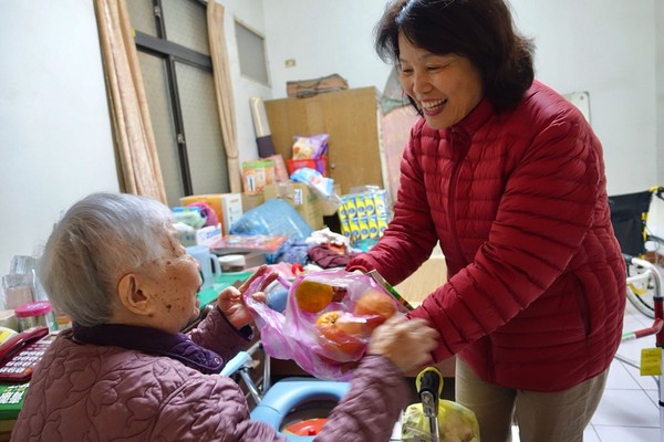 ▲竹市長照獲國際肯定　「到宅沐浴車」協助失能長者洗香香。（圖／新竹市政府提供）