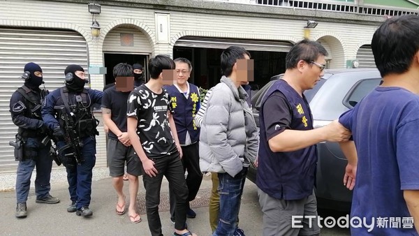 ▲台南地檢署檢察官黃慶瑋指揮警方，至台市安南區破獲林姓網路簽賭站負責人等涉嫌賭博、洗錢防制法、毒品危害防制條例等案，進行搜索拘捕行動。（圖／記者林悅翻攝，下同）