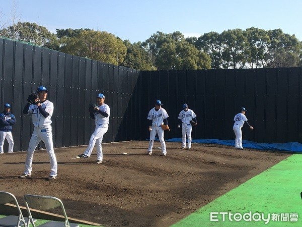 ▲2019雙獅交流賽日本高知春野綜合運動公園棒球場旁邊的訓練場搭建牛棚區。（圖／記者陳立勳攝）