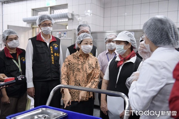 ▲花蓮縣長徐榛蔚關切校園營養午餐供餐情形到學校配膳室視察，由廠商介紹菜色及每日菜單。（圖／花蓮縣政府提供，下同）