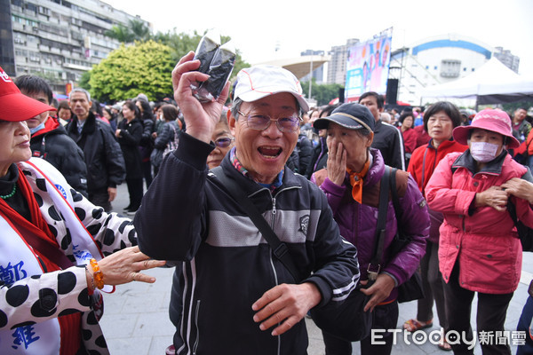 ▲▼國民黨立委參選人鄭世維造勢活動，韓國瑜飯糰大排長龍。（圖／記者林敬旻攝）