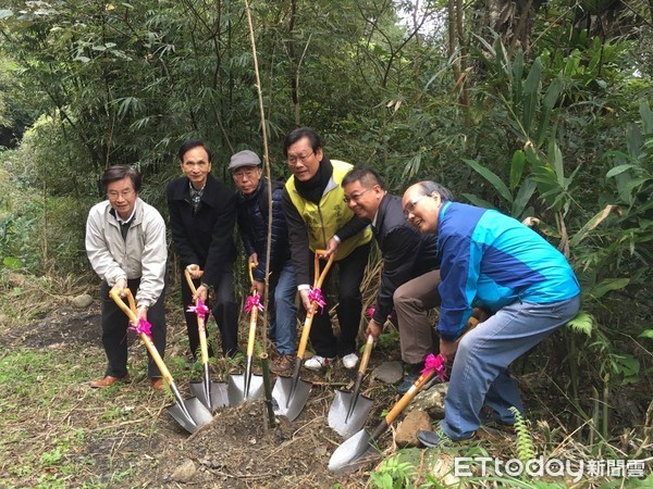 ▲▼羅東林區管理處、礁溪鄉公所及蘭陽城鄉美學基金會，23日在礁溪跑馬古道舉辦植樹健走活動，種下山櫻花百餘株，提供低海拔山區原生鳥類食源，擴展動物生態廊道。（圖／記者游芳男翻攝，下同）