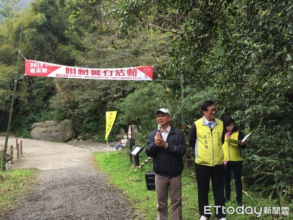 ▲▼羅東林區管理處、礁溪鄉公所及蘭陽城鄉美學基金會，23日在礁溪跑馬古道舉辦植樹健走活動，種下山櫻花百餘株，提供低海拔山區原生鳥類食源，擴展動物生態廊道。（圖／記者游芳男翻攝，下同）