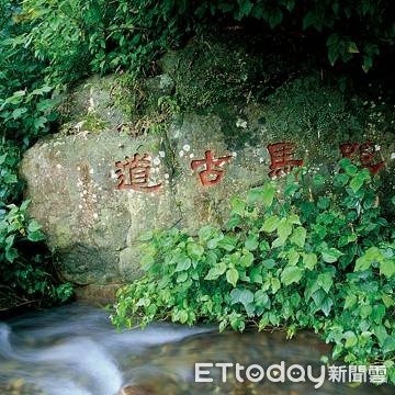 ▲▼羅東林區管理處、礁溪鄉公所及蘭陽城鄉美學基金會，23日在礁溪跑馬古道舉辦植樹健走活動，種下山櫻花百餘株，提供低海拔山區原生鳥類食源，擴展動物生態廊道。（圖／記者游芳男翻攝，下同）