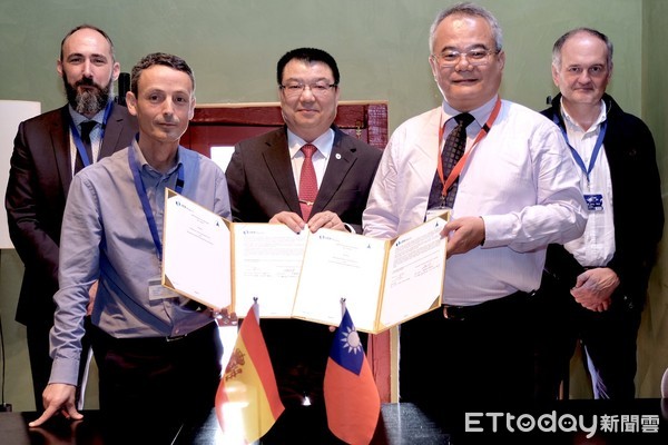 ▲漢翔公司董事長廖榮鑫（圖中）今年二月率隊，與西班牙發動機大廠ITP公司簽署十年長約。（圖／漢翔公司提供）