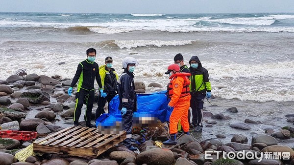 ▲ 衝浪聖地金山沙珠灣發現男屍 「頭殼見骨」警追查死因。（圖／記者郭世賢翻攝）