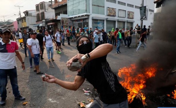 ▲▼委內瑞拉抗議民眾向軍隊丟石塊表示不滿。（圖／達志影像／美聯社）