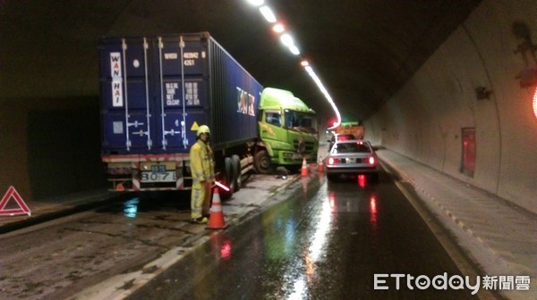 ▲▼台64線3.6k觀音山隧道往八里方向，貨櫃車疑似變換車道與小客車發生擦撞             。（圖／記者陳以昇翻攝）