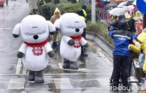 ▲2019台北燈節踩街嘉年華遊行米奇米妮與東森得意狗。（圖／記者李毓康攝）