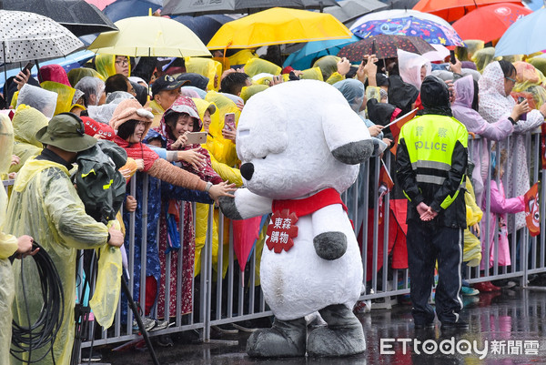 ▲▼2019台北燈節踩街嘉年華遊行,東森購物吉祥物得意GoGo。（圖／記者李毓康攝）