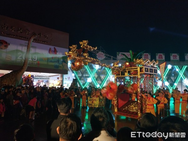 ▲浙江九獅圖在2019年南投燈會主燈前演出。（圖／記者馬叔安攝）