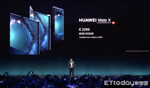 ▲華為首款5G折疊螢幕手機Mate X要價台幣8萬完勝三星Galaxy Fold。（圖／記者洪聖壹攝）