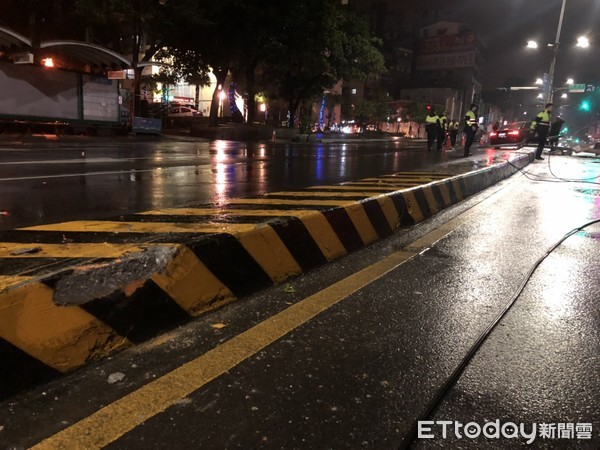 ▲▼凌志轎車打滑撞路燈桿，駕駛幸運無大礙。（圖／記者趙永博攝）