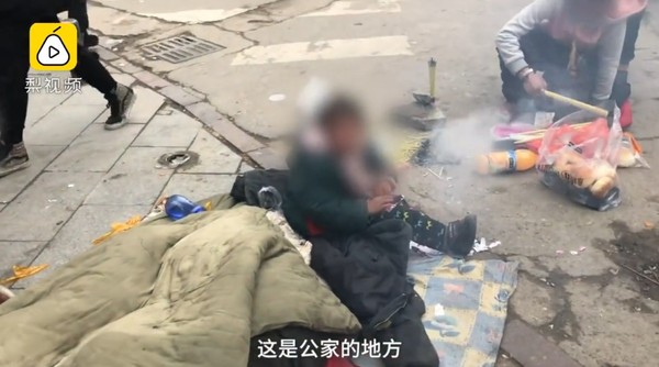 有房不去住！半癱媽帶4孩在街上乞討　警踢爆：她一天賺近萬。（圖／翻攝自大陸梨視頻網站）