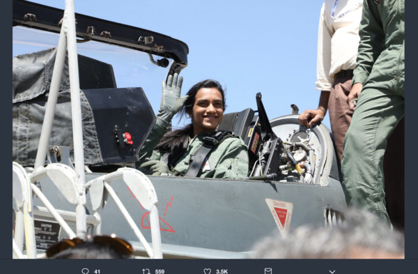 ▲▼ 辛度霸氣登Tejas戰鬥機體驗重力　成首度駕駛女性再刷歷史（圖／翻攝自@DRDO_India twitter）